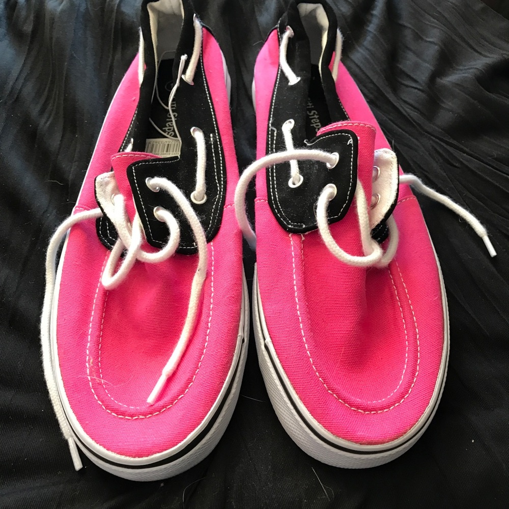 Tennis shoes